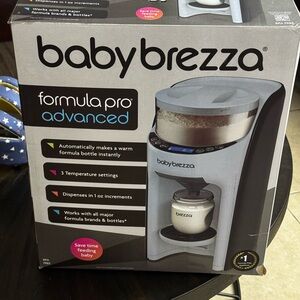 Baby Brezza Formula Pro Advanced in Black and Gray